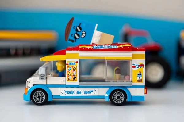 Zbliżenie Ujęcia Lego Marki Lody Vending Van Stoi Stole — Zdjęcie stockowe