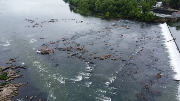 海岸上岩石水面和绿树的景象 Savannah Rapids Park Augusta Georgia — 图库照片