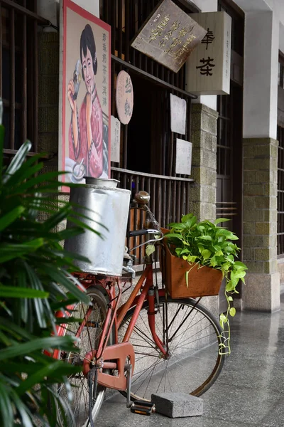 Röd Cykel Med Blomkruka Framför Hayashi Department Store Tainan Taiwan — Stockfoto