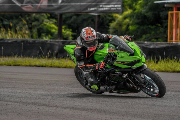 Närbild Motorcyklist Rida Sportcykel Tom Väg Sentul Circuit Racingbana — Stockfoto