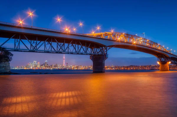 黄昏时分的海港桥 背景为奥克兰市 — 图库照片