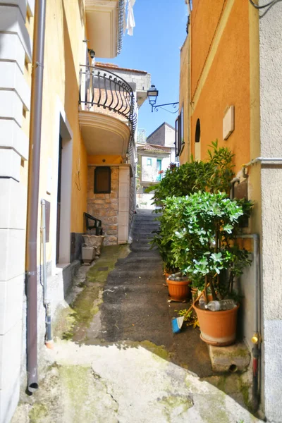 Uma Rua Estreita Entre Antigas Casas Teggiano Uma Aldeia Medieval — Fotografia de Stock