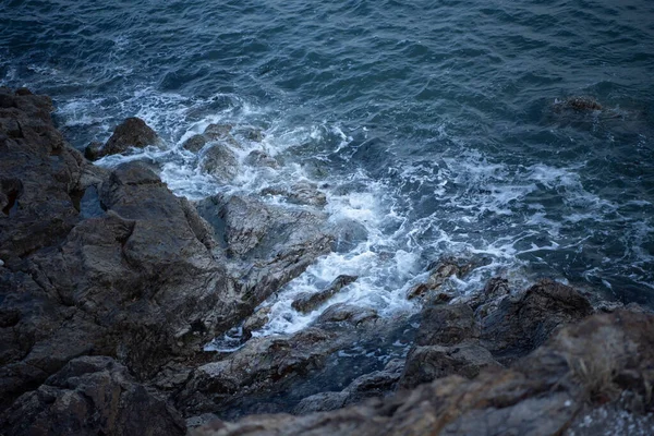 Güzel Bir Kayalık Deniz Manzarası Bulutlu Bir Günde Dalgalarla — Stok fotoğraf