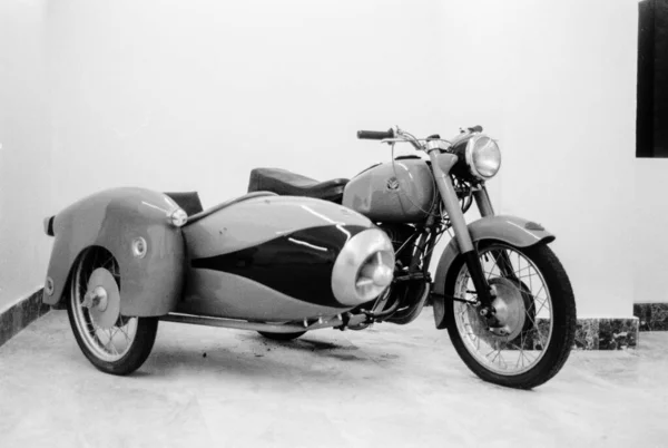 Moto Side Car Classique Couleur Verte Pannonia Luxe 250 — Photo