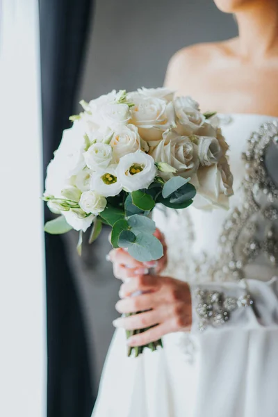 Tiro Vertical Uma Noiva Vestido Elegante Segurando Belo Buquê Flores — Fotografia de Stock