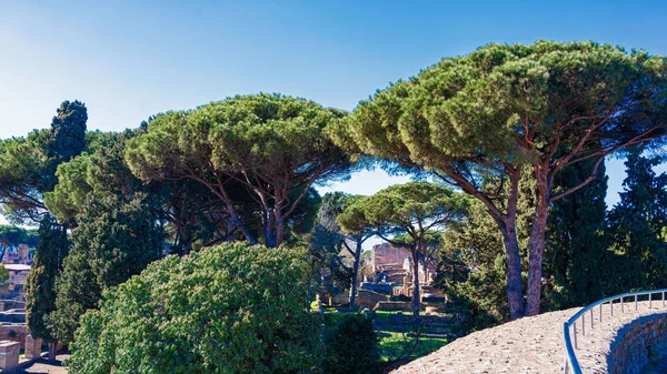 Ostia Antica, antik Roma liman şehrinin bulunduğu modern Ostia kasabasına yakın büyük bir arkeoloji alanıdır..