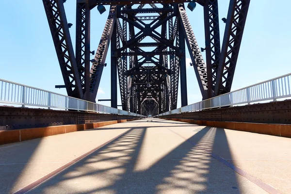 昼間は青空を背景に道路のある巨大な金属製の橋 — ストック写真
