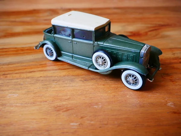 木制背景的老式蓝色可收集汽车玩具的美丽照片 — 图库照片