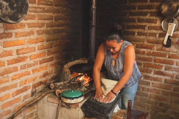 Mexican Female Preparing Corn Mace Metate Wood Stove Make Tortillas — Stock Photo, Image