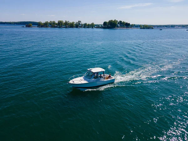 Beau Cliché Hors Bord Conduisant Sur Lac Ontario — Photo