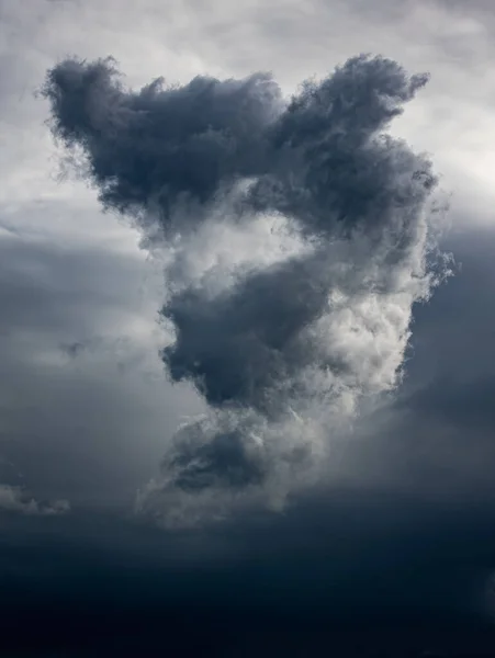 Захватывающий Снимок Большого Мягкого Облака Мрачный День — стоковое фото