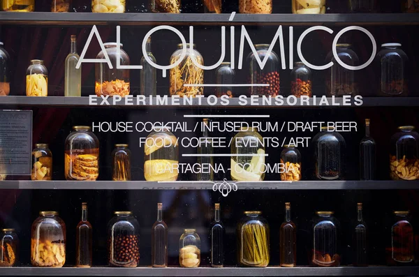 Bar Cheio Álcool Cartagena Colômbia Durante Uma Pandemia — Fotografia de Stock