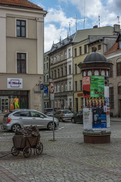 Pionowe Ujęcie Samochodów Zaparkowanych Brukowej Ulicy Przed Tradycyjnymi Budynkami Toruniu — Zdjęcie stockowe