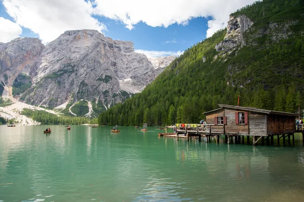 İtalya 'da Braies Gölü' nde ahşap bir rıhtım manzarası.