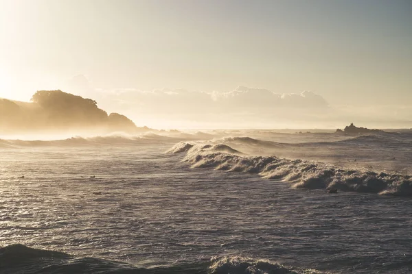 Yeni Zelanda Gün Batımında Maunganui Dağı Nın Sahil Sörf Dalgaları — Stok fotoğraf