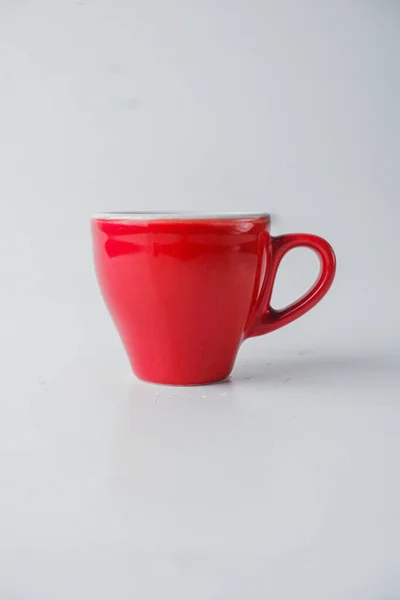 Colpo Verticale Una Tazza Caffè Rosso Isolato Sullo Sfondo Bianco — Foto Stock