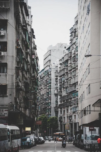 Eski kasabadaki dar bir sokağın dikey görüntüsü.