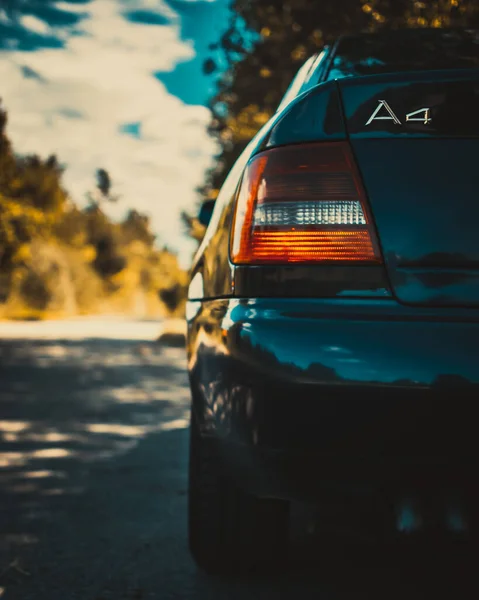 Eine Vertikale Aufnahme Des Fahrzeughecks Eines Audi — Stockfoto