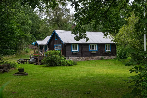Una Vista Accogliente Casa Legno Con Finestre Bianche Blu Angolo — Foto Stock
