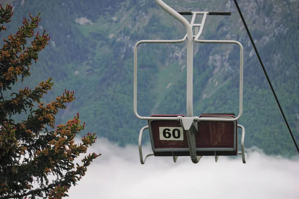 斯洛维尼亚Velika Planina多雾的山上的缆车 — 图库照片
