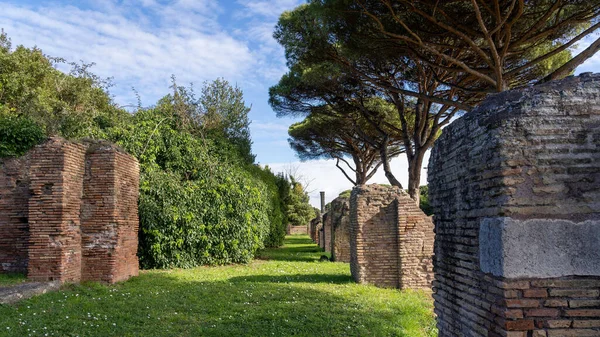 オスティア アンティカ Ostia Antica 古代ローマの港都市の位置するオスティアの近代的な町の近くにある大きな考古学遺跡です — ストック写真