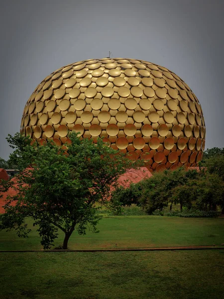 Eine Vertikale Aufnahme Von Matrimandir Auroville Indien Einem Bewölkten Tag — Stockfoto
