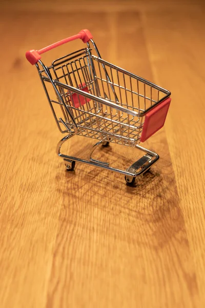 Disparo Vertical Pequeño Carrito Compras Sobre Una Superficie Madera — Foto de Stock