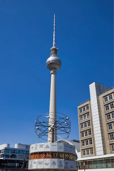 Vertikal Bild Belin Tornet Och World Clock Torget Alexanderplatz — Stockfoto