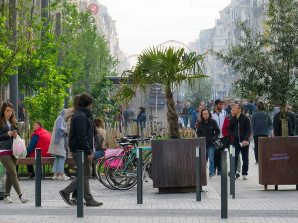 春の日に人々が歩いているブリュッセルの通り ベルギー — ストック写真