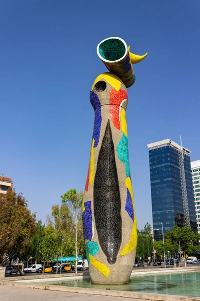 Joan Miro 'nun Dona i Ocell (Kadın ve Kuş) heykelinin dikey çekimi. Joan Miro İspanya' nın Barselona kentinde yer almaktadır.