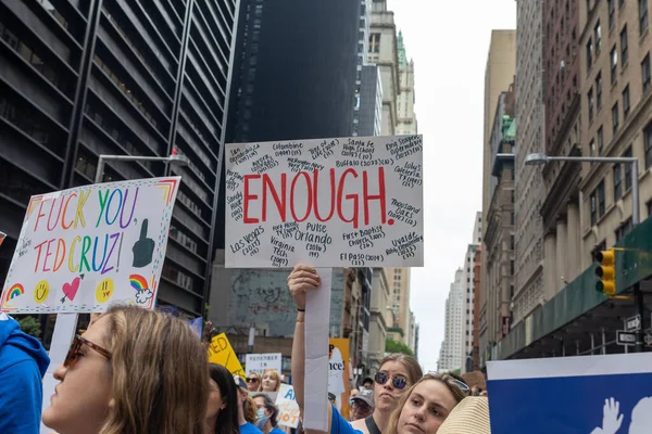 Silahları protesto eden büyük bir kalabalık. Brooklyn 'deki Cadman Plaza' dan Brooklyn Köprüsü üzerinden New York 'a yürüyorum. Hayatımızın üzerinden yürü Protesto et.