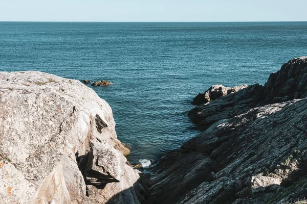 Loire Atlantique, Fransa 'da vahşi bir sahilin büyüleyici bir görüntüsü.