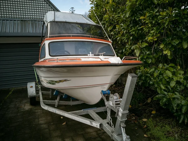 Kleines Motorboot Auf Anhänger Geparkt Der Einfahrt Archivbild Auckland Neuseeland — Stockfoto