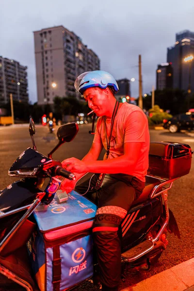 Vertical Closeup Man Smoking Scooter Red Light Selected Focus Shanghai — Stock Photo, Image