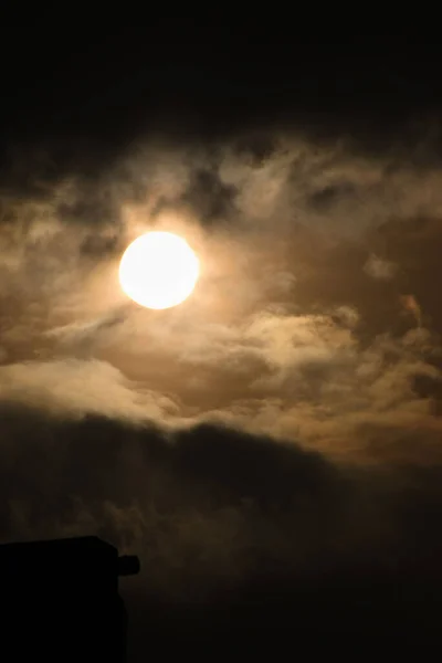 Pionowe Ujęcie Słońca Pochmurnym Niebie — Zdjęcie stockowe