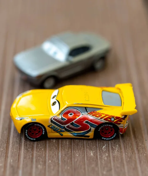卡车司机卡通片中塑料玩具的垂直镜头 — 图库照片