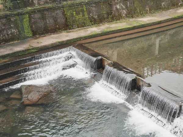 Uma Pequena Cachoeira Com Uma Cascata Artificial — Fotografia de Stock