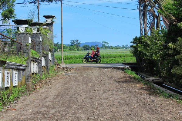 Una Vista Las Personas Que Viajan Motocicleta Cerca Del Campo — Foto de Stock