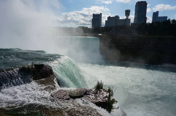 Kanada 'da güneşli bir günde Niagara Şelalesinin güzel manzarası