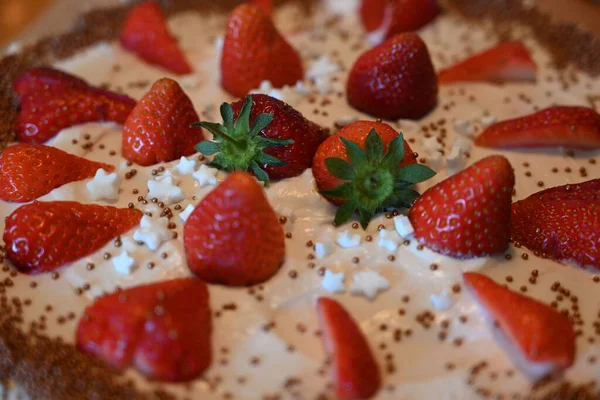 新鲜草莓酸奶蛋糕的表面 — 图库照片