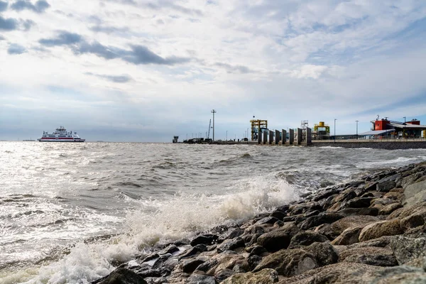 Gökyüzüne karşı bir sanayi limanı