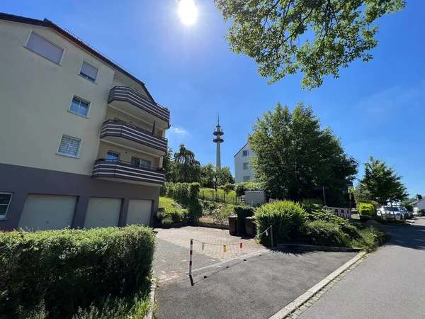 Almanya 'da bir kentin yakınındaki TV kulesi