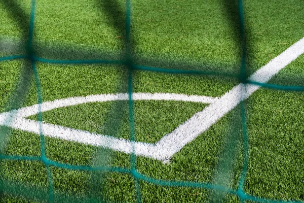 Bir Futbol Sahasının Köşesinde Suni Çim Ile Boyanmış Beyaz Bir — Stok fotoğraf