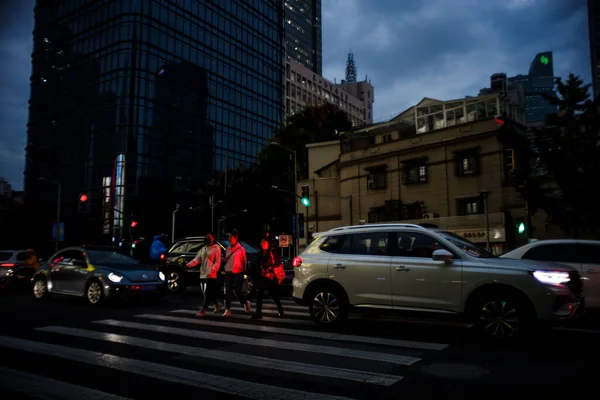 Ночной Вид Улицу Людьми Пешеходном Переходе — стоковое фото