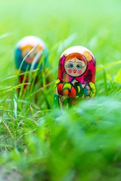 Een Prachtig Shot Van Een Russische Matroesjka Pop Groen Gras — Stockfoto