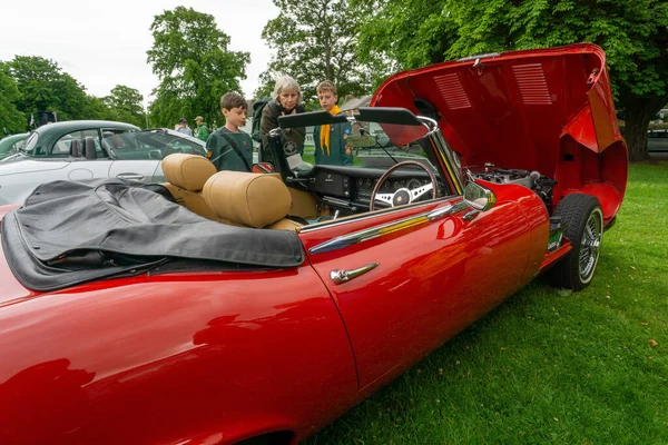 Red 1973 Jaguar Type V12 Roadster Morpeth Fair Day Northumberland —  Fotos de Stock