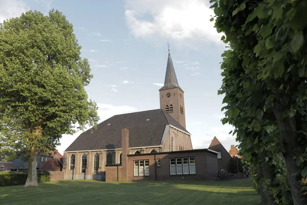 荷兰Zwartsluis小镇一座教堂的横向照片 — 图库照片