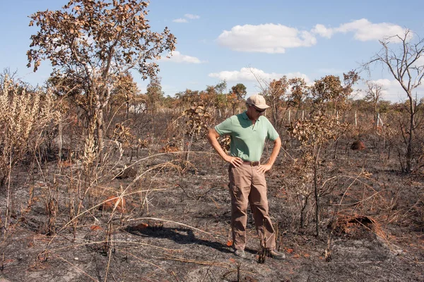 Homme Inspecte Terrain Incendié Près Réserve Indienne Tuxa Dans Nord — Photo