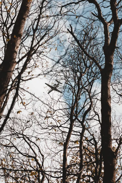 Disparo Vertical Jet Volando Sobre Parque Rural Eastham Fondo Nublado —  Fotos de Stock