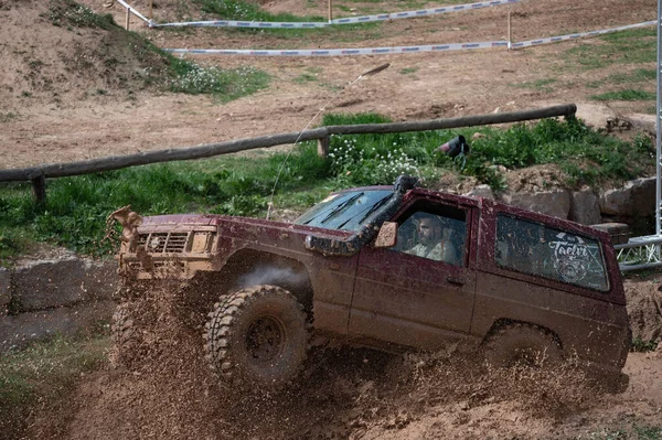Kırmızı ikinci nesil Nissan devriyesi yoldan çıkıyor.